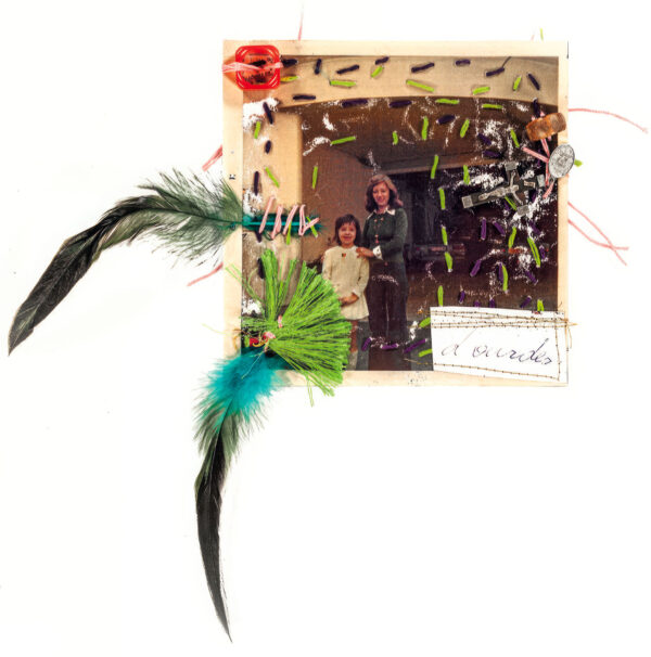 Elke Tangeten Sans titre. 2020. Broderie avec plumes, crucifix de chapelet et médaille sur tirage numérique. 30 × 26 cm.