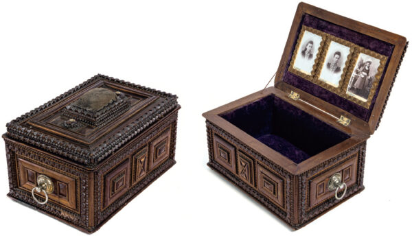 ANONYME. Sans titre. Vers 1890. Boîte à couture en bois sculpté, tirages argentiques d’époque sur le revers du couvercle. 23 × 37 × 21,5 cm.
