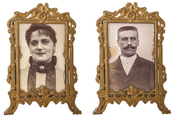ANONYME. Sans titre. Vers 1915. Diptyque. Tirages argentiques d’époque, cadres en métal doré. 14,7 × 10 cm.