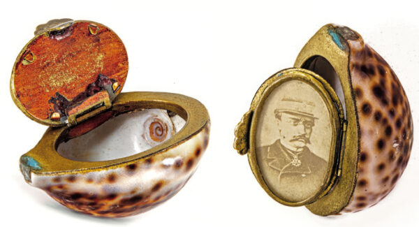 ANONYME. Sans titre. Vers 1914. Boîte-coquillage avec couvercle en métal, tirage argentique d’époque monté dans le couvercle. 7 × 5 × 4 cm.